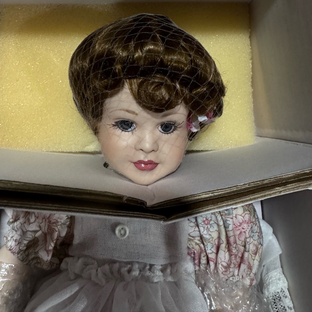 SOLD✨PARDISE GALLERIES Melissa Floral Porcelain Doll with Lace Dress - Picture 3 of 9